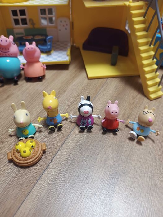 Будинок на дереві, паровозик та будинок свинки пеппи Peppa pig