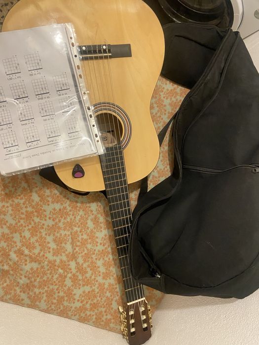 Guitara de naylon em muito bom estado.
