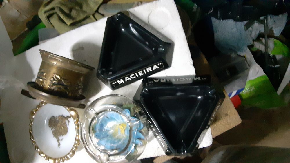 Cinco cinzeiros em bom estado