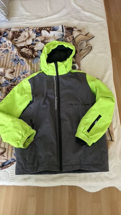 Горнолижна куртка