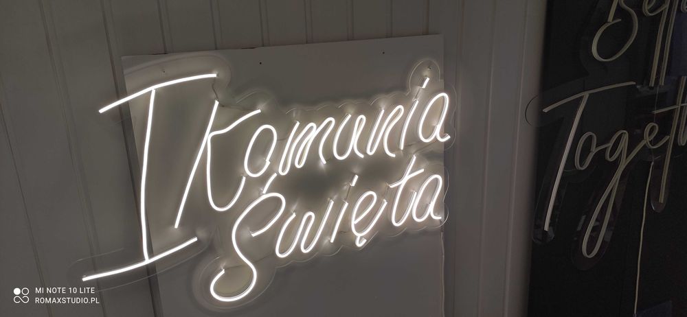 Neon, 1 Komunia  Świeta