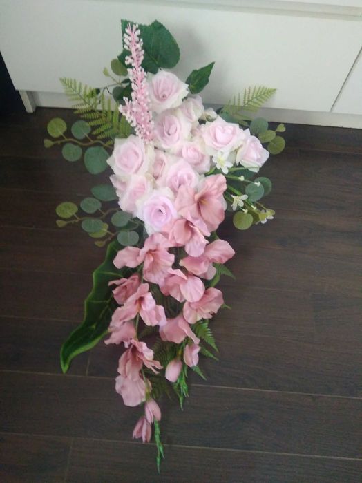 Kompozycja na cmentarz obciążona