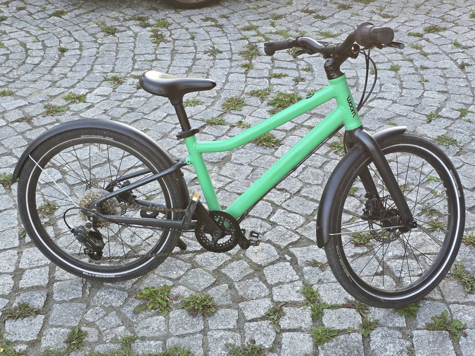 Woom 4 Explore Zielony z błotnikami i nóżką hamulce tarczowe