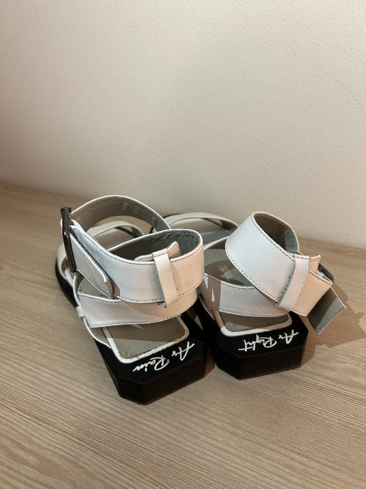 Білі босоніжки..