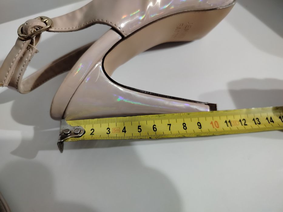 Lakierowane buty damskie na obcasie