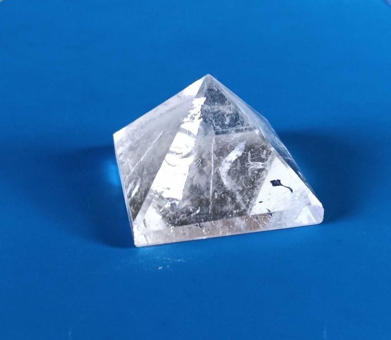 Piramida z kryształu górskiego 05