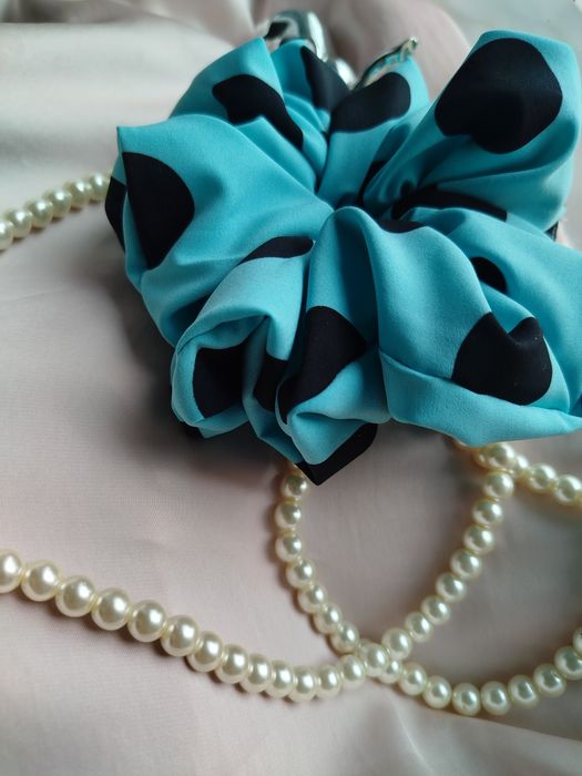Gumka scrunchie silki niebieska w czarne grochy