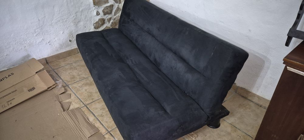 Sofá cama preto usado