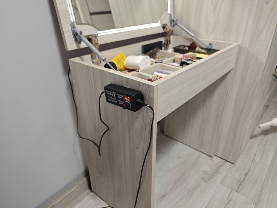 Toaletka biurko na kosmetyki z lustrem i oświetleniem