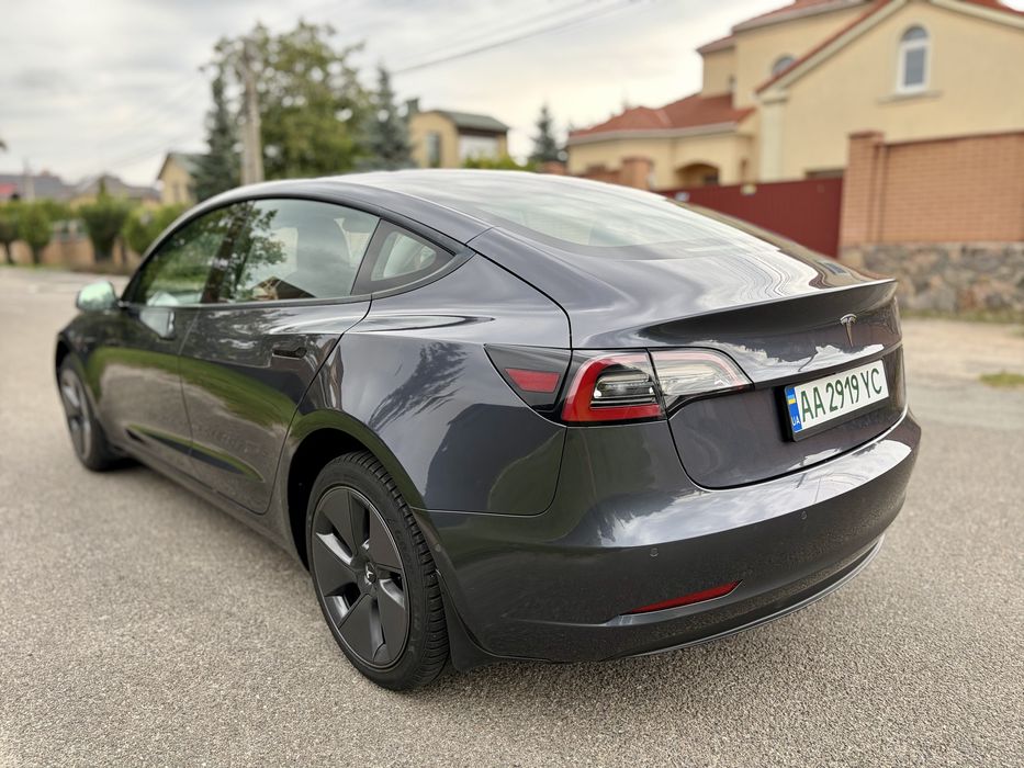 Tesla Model 3  2021 рік