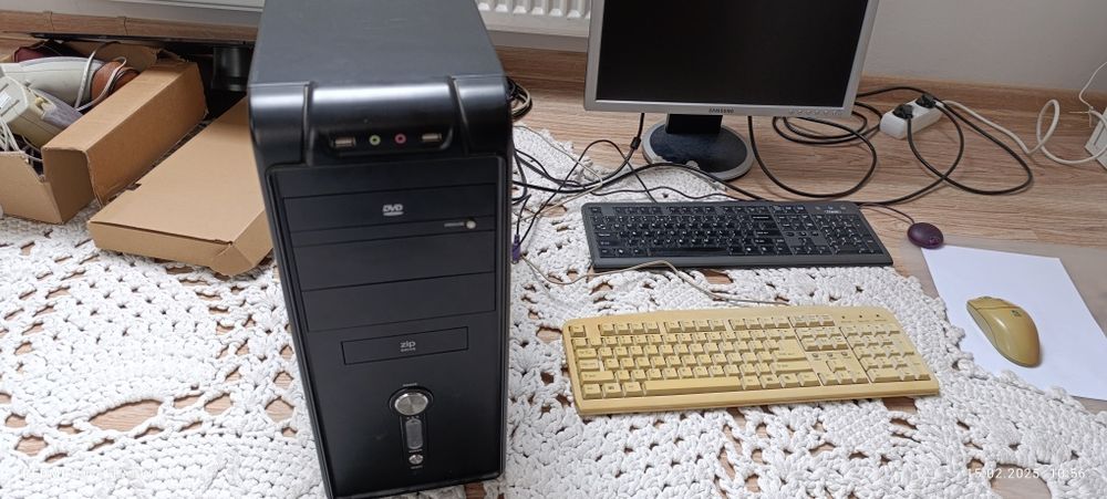 Jednostka centralna, komputer stacjonarny, monitor