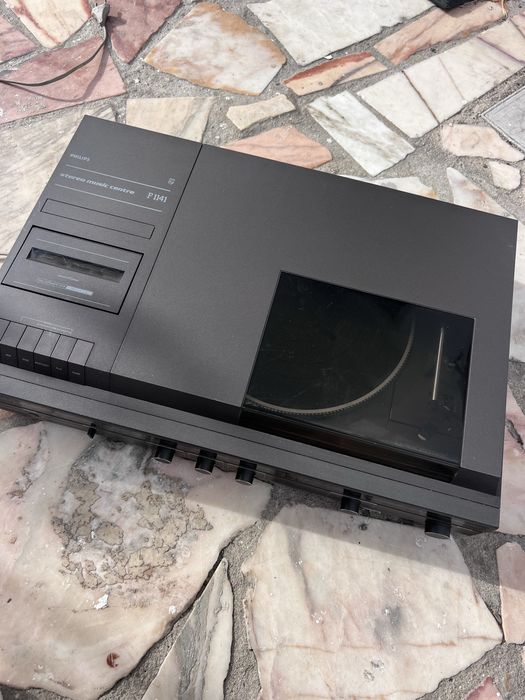 Leitor de Vinil Philips F1141 e radio antigo para peças