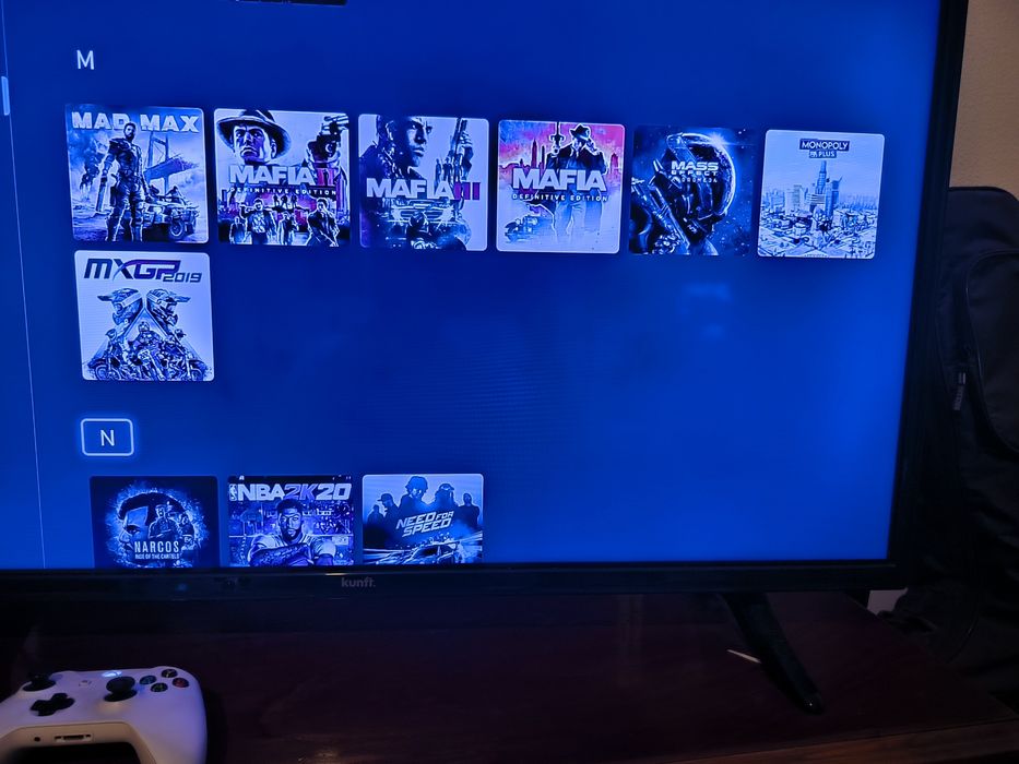Xbox One S Premium Pack: 92 Jogos + Razer Kishi