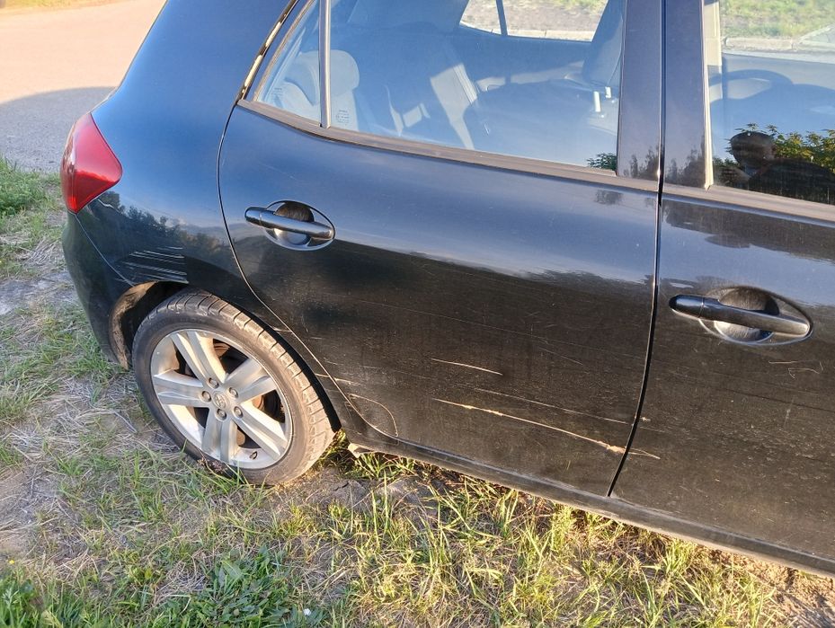 Toyota Auris 2.2 d w całości na części