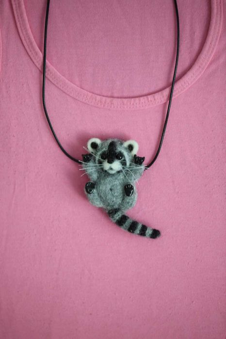 Подвеска или брошь из шерсти енотик