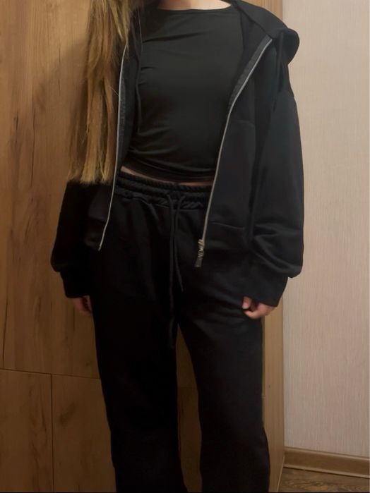 Чорний спортивний костюм.