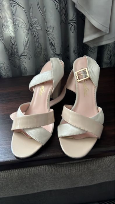 Продам босоніжки