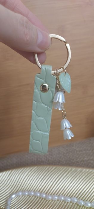 Cudny brelok białe Konwalie pasek PU