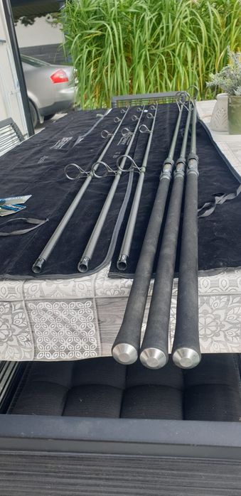 Wędki karpiowe kołowrotki pokrowiec avid solar shimano