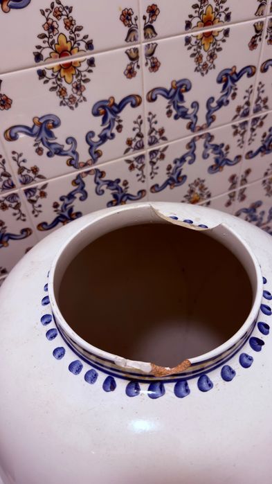 Hand-painted porcelain pot437155956671139843