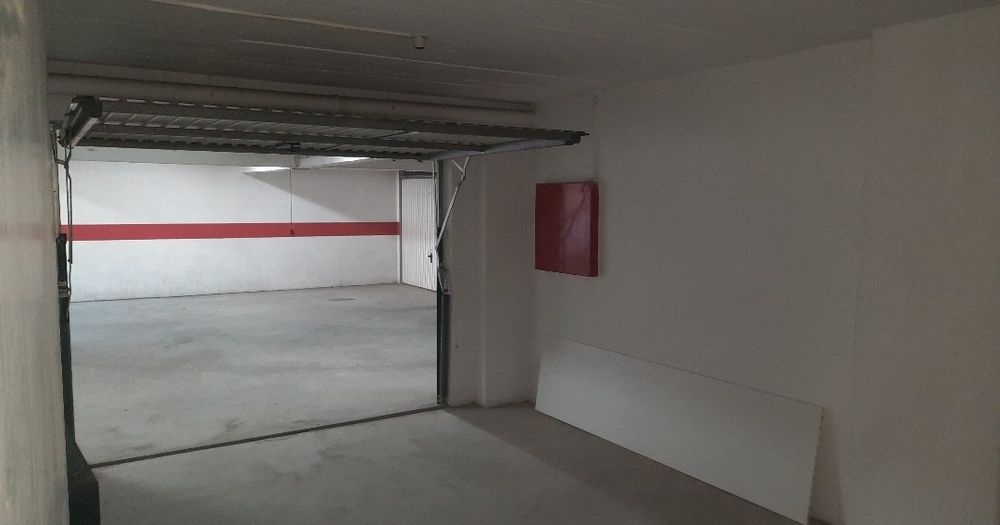 Garagem Box Fechada com Portão Automático e Eletricidade – Rio de Mouro