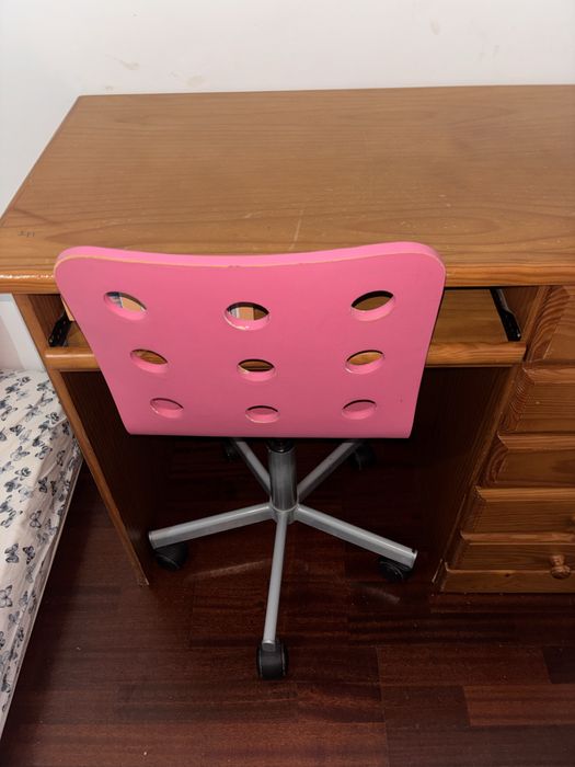 Secretaria com cadeira