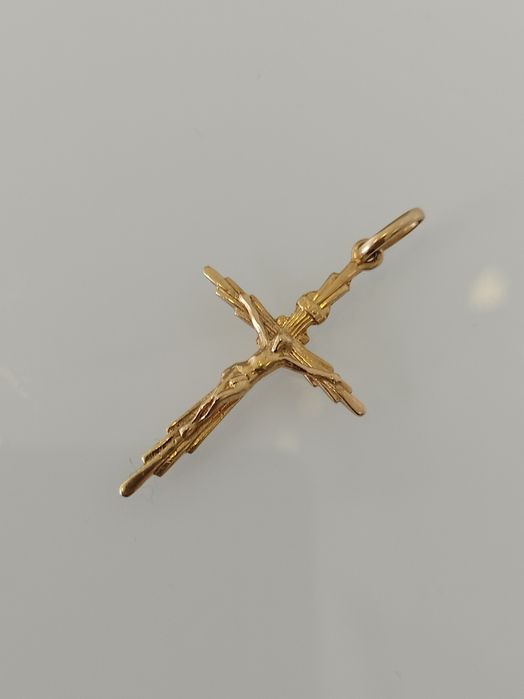 Medalha cruz em ouro de 19,2kt