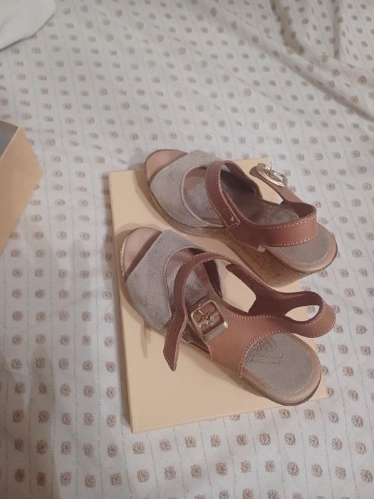 Sandálias em pele