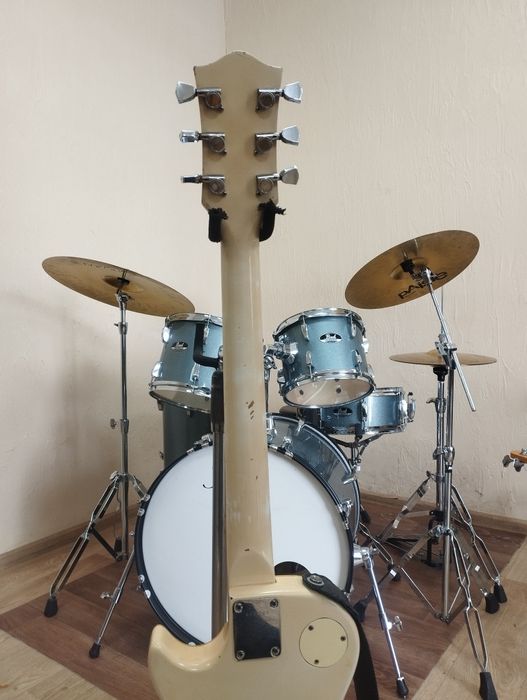 Електрогітара Legend і процесор Korg AX5G