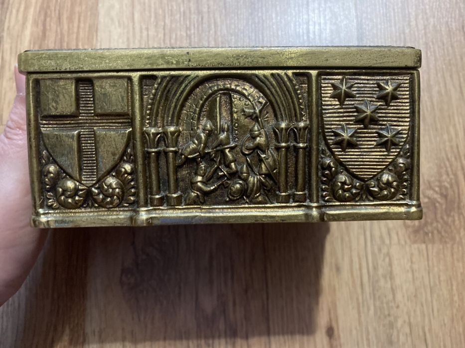 Caixa em latão com relevo de símbolos de Portugal