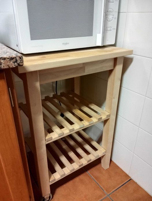 Gabinete de madeira para micro-ondas e forno. Está novo.