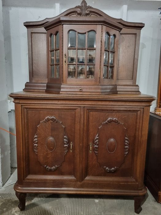 drewniana witryna biblioteka