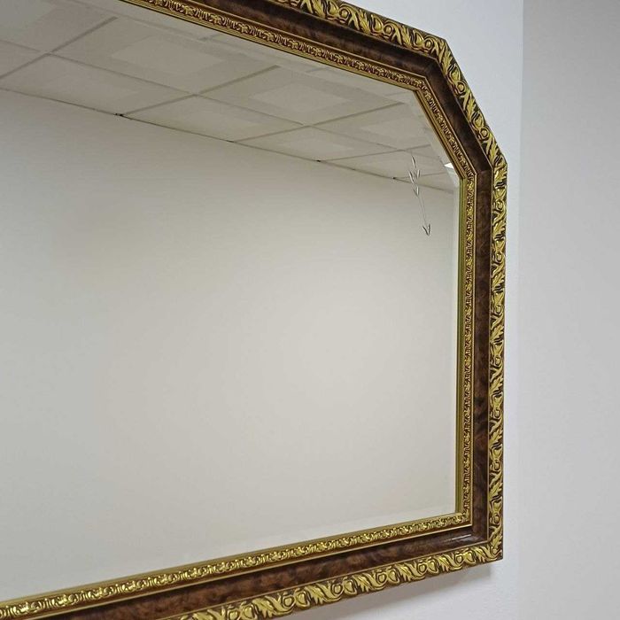 Espelho grande com moldura dourada e detalhes florais, muito elegante