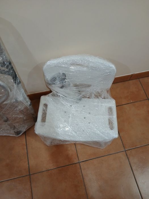 Vendo andarilho, muletas e banco de banho.