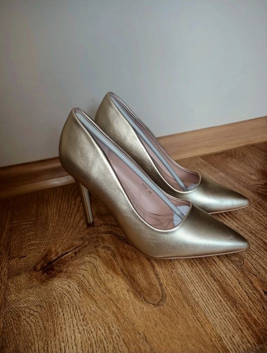 Eleganckie złote szpilki