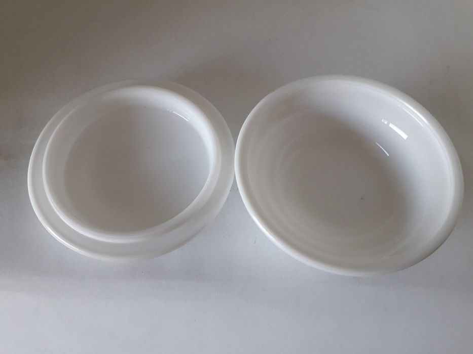 Szkło lattimo puzderko z Czech.