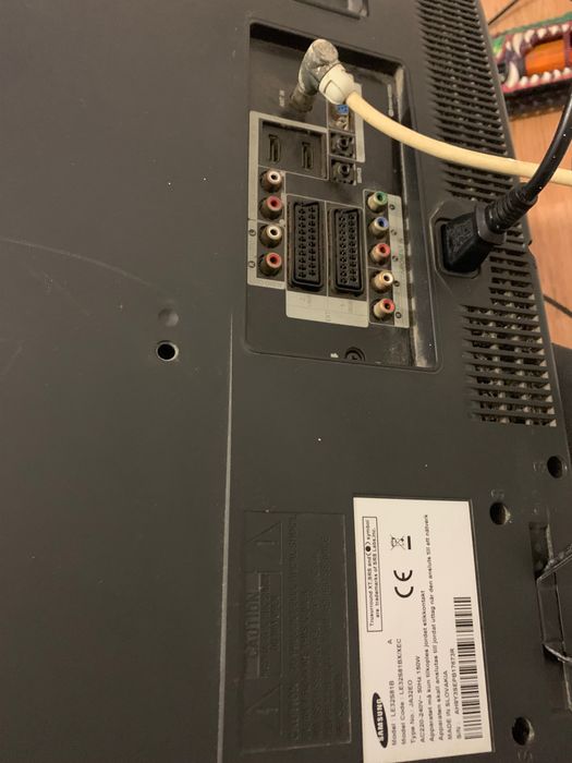 Vendo está tv tem comando