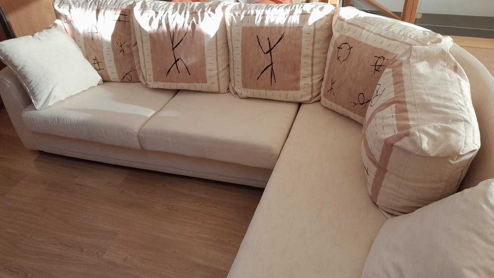 Vendo sofá em L (2,60 x1, 80), com almofadas. Com 5 lugares sentados.