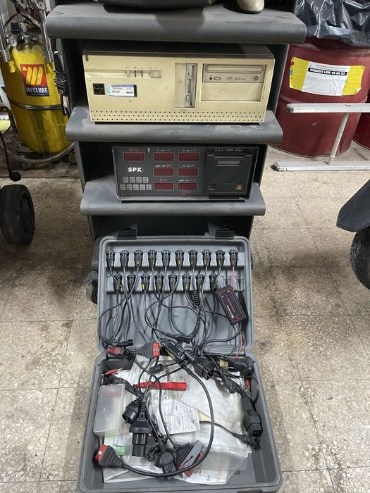 Consola com Maquina diagnostico e analisador de gases