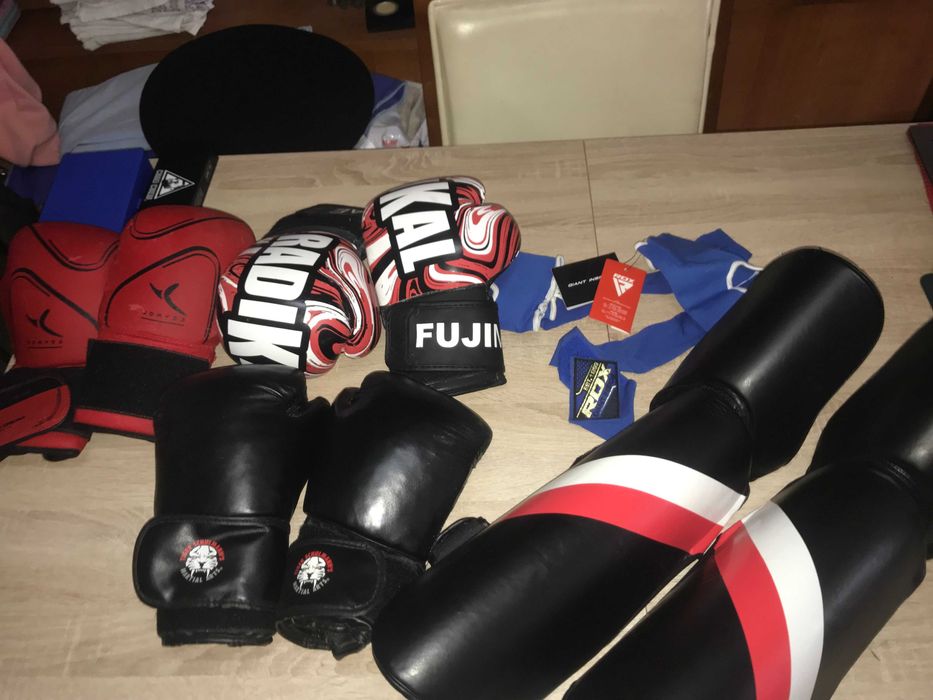 luvas e utensílios  de boxe