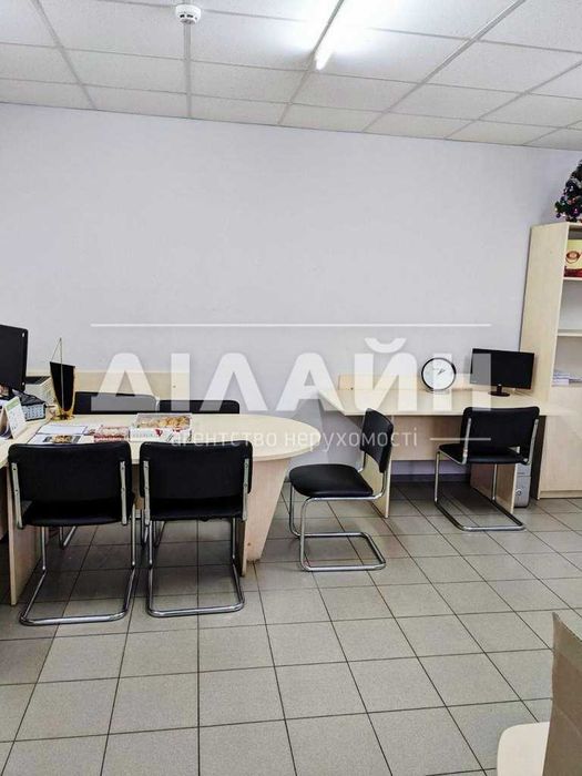 Капітальний склад з рампою та офісами.  Поруч з трасою.