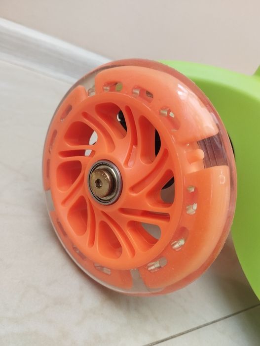 Не дорого. Новый детский самокат,рюкзак+ колеса светятся,красивый цвет