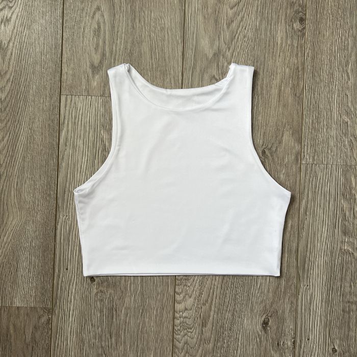 Укорочона жіноча майка