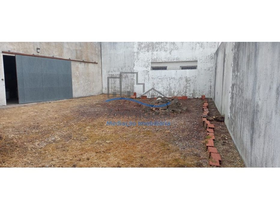 Casa com páteo, localizada no centro de Abrigada