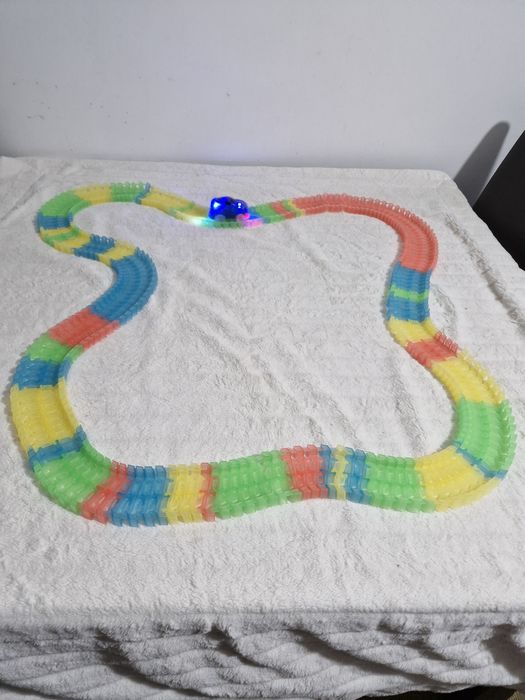 Pista Magic Tracks com 220 peças