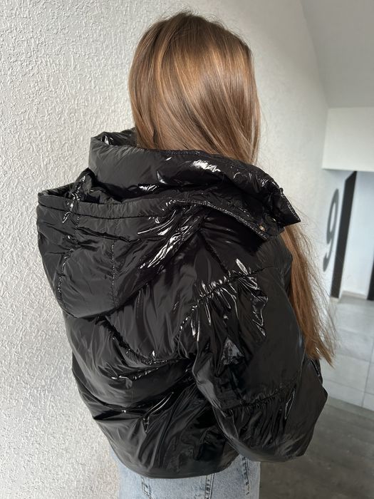 Чорна лакова пухова куртка з капюшоном. Жіноча коротка куртка. Купить