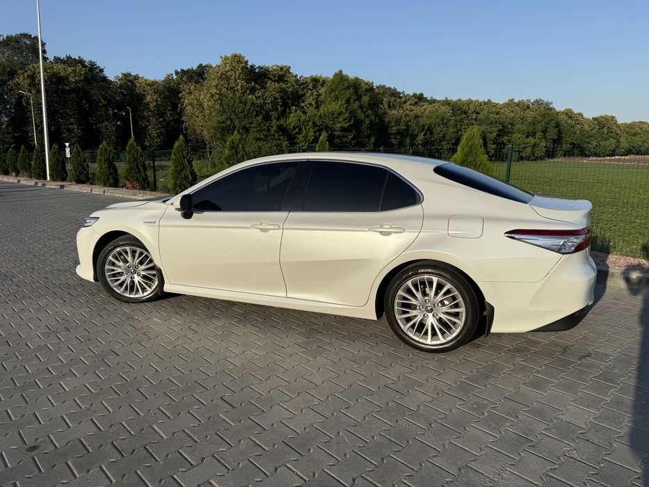 Продам офіційну Toyota Camry Hybrid 2019 року у максимальній комплектації Premium Plus