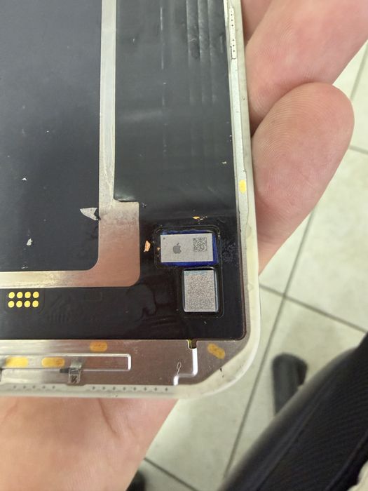 Дисплей iPhone 17 pro max з дифектом