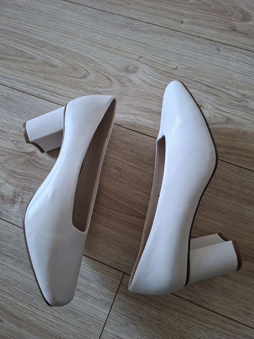 Białe buty na obcasie 39