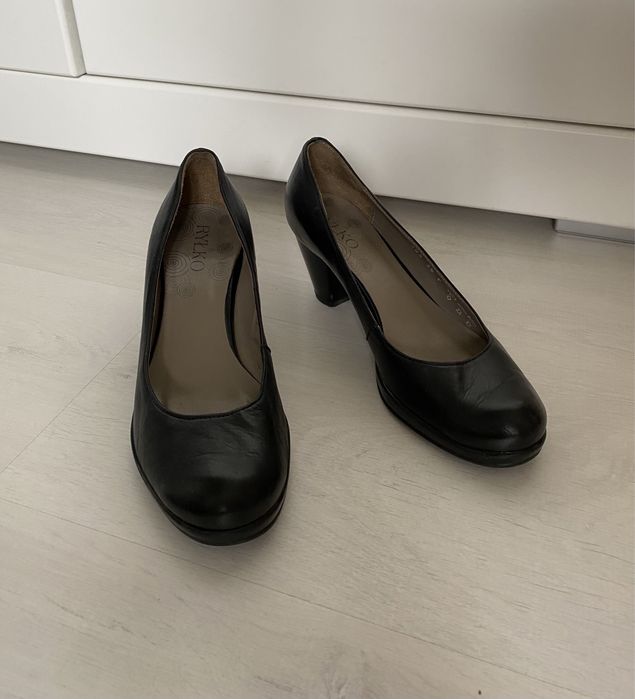 Czarne buty na niskim obcasie skóra naturalna ryłko 36